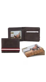 Billetera de cuero sintético color marrón oscuro, con diseño plegable y detalle de banda elástica decorativa con rayas horizontales en tonos beige y blanco en la parte frontal.