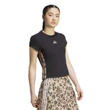 Remera deportiva Adidas de mujer, color negro, con corte ajustado y mangas cortas. Presenta el logo de Adidas en dorado en el pecho y una franja lateral con estampado animal print en tonos beige y marrón.