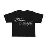 Remera boxy negra de manga corta, con estampa frontal en serigrafía con el texto "Eterna Nostalgia" en tipografía cursiva blanca.