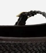 Bailarina de mujer con acabado metalizado y textura trenzada. Presenta una tira ajustable con hebilla metálica en el empeine y puntera redondeada.