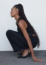 Pantalón de vestir estilo wideleg, de tiro medio y corte recto, confeccionado en tejido fluido con forro interior. Presenta bolsillos laterales y cierre oculto con botón, gancho y cremallera.