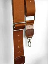 Correa de repuesto para cartera, de tela color beige con rayas blancas y negras. Incluye herrajes metálicos color bronce y apliques de cuero sintético color marrón.