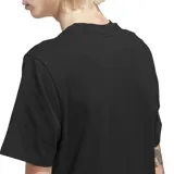 Remera de algodón negra con cuello redondo y manga corta. Presenta un estampado frontal rectangular en color blanco con el logo de Adidas Skateboarding.