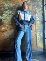 Camisa de jean con bloque de color blanco en la parte superior, de corte holgado y manga larga.