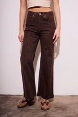 Pantalón de jean marrón con estampado animal print, corte flare y tiro medio.