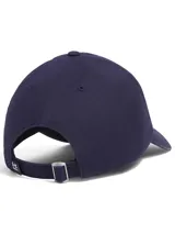 Gorra Under Armour modelo M Drive96, color azul marino, con visera precurvada y logotipo de la marca bordado en blanco en el frente con la inscripción GOLF. Cuenta con cierre de correa ajustable en la parte posterior.