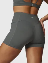 Calza short deportiva color verde militar, con cintura alta y dos bolsillos laterales.