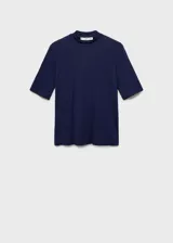 Camiseta azul marino de manga corta, con cuello perkins y diseño entallado de tejido elástico.