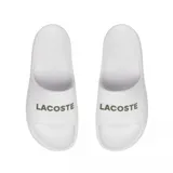 Ojotas Lacoste Serve Slide 2.0 de color blanco, con la inscripción de la marca en color verde oliva sobre la tira ancha.