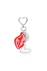 Llavero de metal plateado con mosquetón en forma de corazón y dijes colgantes que incluyen una placa roja y blanca con la inscripción "Oreiro Love", una medalla circular con grabado y un corazón abierto.