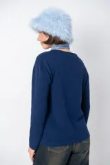 Sweater celeste de tejido de punto liso, con cuello redondo y mangas largas.