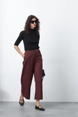 Pantalón wide leg de corte sastrero, color negro, con cintura de tiro medio y diseño de pernera amplia y relajada.