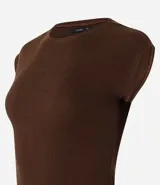 Blusa de manga corta, cuello redondo y corte ajustado, confeccionada en tejido rib de algodón.