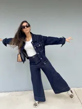 Pantalón de jean azul oscuro de corte ancho con mucha lycra.