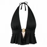 Top negro con escote halter profundo, con detalle de aro metálico dorado en el centro del frente y diseño con volado en la parte inferior.