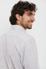 Camisa sport de hombre con cuello button-down, manga larga y diseño a rayas verticales blancas y marrones. Presenta un bolsillo de parche en el pecho y botones de madera.