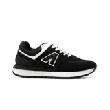 Championes deportivos American Sport modelo Mila 2.0, color negro con detalles en blanco y entresuela amortiguada. Confeccionados en malla y gamuza sintética, cuentan con cordones blancos y suela dentada.