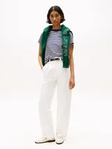 Pantalón chino blanco de algodón, corte recto, con cierre de cremallera y botón, bolsillos laterales ribeteados y bolsillos traseros de ojal.