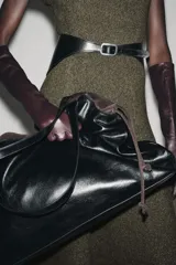 Cinturón tipo fajín ancho confeccionado en piel 100%, con diseño estructurado y hebilla metálica rectangular plateada.