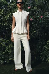 Jeans de tiro alto y corte wide leg, confeccionados en tejido de algodón con diseño de rayas verticales a contraste. Presentan cinco bolsillos, trabillas en la cintura y cierre frontal con cremallera y botón.