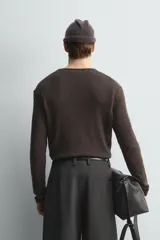 Jersey de punto regular fit, confeccionado en una mezcla de lana y algodón. Presenta cuello redondo, manga larga y terminaciones en rib.