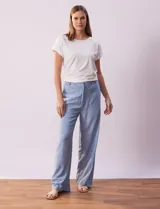 Pantalón largo celeste de lino, marca Zac & Rachel, corte wide leg, pretina con botones, cierre y broche metálico, bolsillos verticales delanteros y bolsillos simulados traseros.