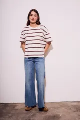 Remera de algodón color crudo con rayas horizontales marrones, corte oversize y mangas cortas.