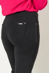 Calza color borgoña con cintura alta, sin cierre, con falsos bolsillos delanteros y bolsillos traseros con detalle de vivo de cuero en bolsillos y laterales.