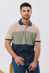 Remera polo de piqué con diseño de franjas horizontales en bloques de color, manga corta, cuello camisero y cartera de botones.