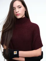 Chaleco tipo poncho de tejido de punto color tostado, con cuello polera y diseño holgado con laterales abiertos.
