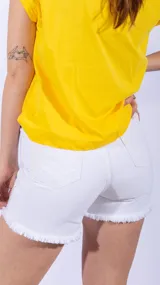 Short de jean blanco con strass plateados y terminación desflecada.