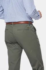 Pantalón gris de gabardina, corte clásico, con bolsillos laterales y traseros.