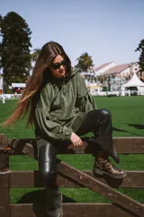 Buzo tipo hoodie oversize confeccionado en plush, con capucha, cordones ajustables y bolsillo frontal tipo canguro. Presenta puños elásticos y logo bordado en el pecho.