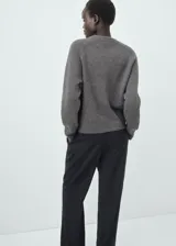 Jersey de punto grueso con cuello redondo y manga larga, de diseño recto y corte clásico.