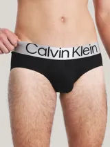 Pack de tres slips Calvin Klein modelo Steel Micro, color negro, confeccionados en microfibra con cinturilla elástica ancha de color gris metalizado con el logo de la marca repetido.