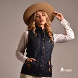 Chaleco beige capitoneado con cierre frontal y cuello de pana marrón.