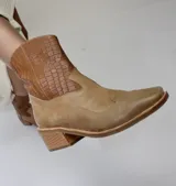 Botas cortas color beige con caña de cuero con textura de cocodrilo, cierre lateral y taco de madera.