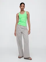 Musculosa de tejido rib color verde neón, con cuello redondo y diseño ajustado al cuerpo.