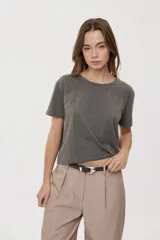 Remera corta verde militar de algodón, con cuello redondo, manga corta y calce relajado.