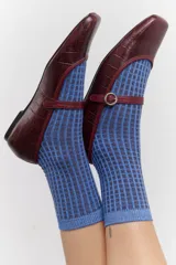 Set de tres pares de medias de caña media con diseños estampados.