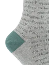 Medias de largo medio color gris con estampado de logo repetido y detalles en color verde en talón y puntera.