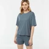 Pijama corto de dos piezas color gris, confeccionado en punto de canalé. Incluye una remera de manga corta y cuello redondo, y un short con cintura elástica.