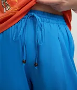 Pantalón pantalona azul, confeccionado en viscolino, con cintura elástica y lazo.