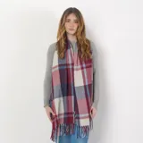 Bufanda larga rectangular con flecos, de tejido acrílico con estampado a cuadros en tonos hueso, rojo, azul y celeste.