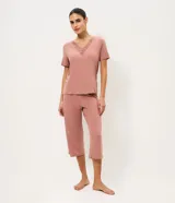 Pijama largo de dos piezas confeccionado en viscolycra color rosado. Incluye una remera de manga corta con escote en V adornado con encaje y un pantalón de corte recto con cintura elástica.