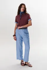 Pantalón de vestir azul de corte recto.