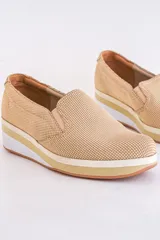 Slip-on deportivos color plateado con textura de cuero de cocodrilo.