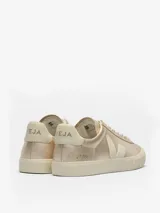 Championes Veja modelo Campo, con acabado metalizado en color dorado. Presentan un diseño minimalista con cordones al tono, suela de goma en color crema y el logo característico de la marca en el lateral.
