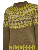 Sweater de tejido de punto con diseño étnico en tonos marrón y amarillo. Presenta cuello redondo, mangas largas y un patrón geométrico distintivo en la parte superior y el ruedo.