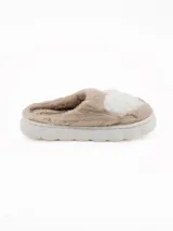 Pantuflas de peluche color beige con diseño de corazón blanco en la parte superior y suela de plataforma blanca.